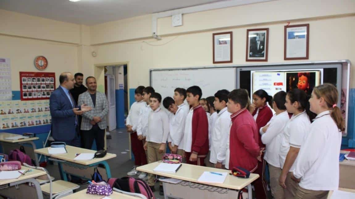 Kaymakamımız Kadir Duman Marmaracık Ortaokulu ve Anaokulu'nda Öğrencilerle Bir Araya Geldi.
