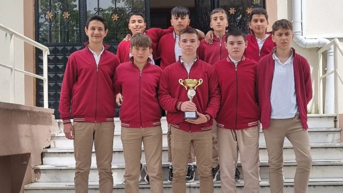 İlçemizde düzenlenen ortaokullar arası futbol turnuvasında ikinci olan okulumuz öğrencilerini tebrik eder başarılarının devamını dileriz.